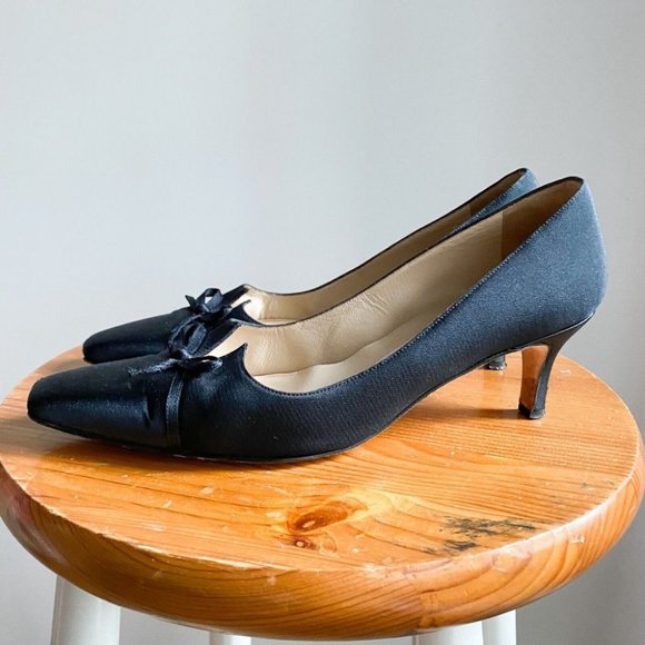 Vintage Manolo Blahnik Black Satin Classic Kitten Heel Heels w Bow Accent 37 - Picture 7 of 11